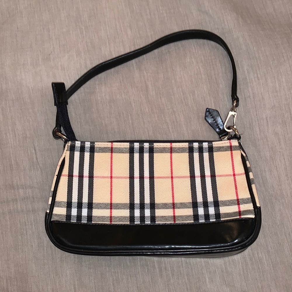 Small handbag.